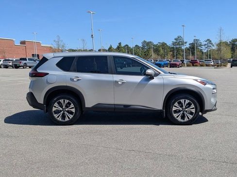 Used 2023 Nissan Rogue SV image 3
