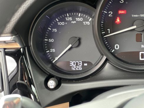 Used 2025 Porsche Macan image 32