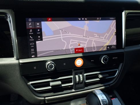 Certified 2023 Porsche Macan AWD/4WD image 18