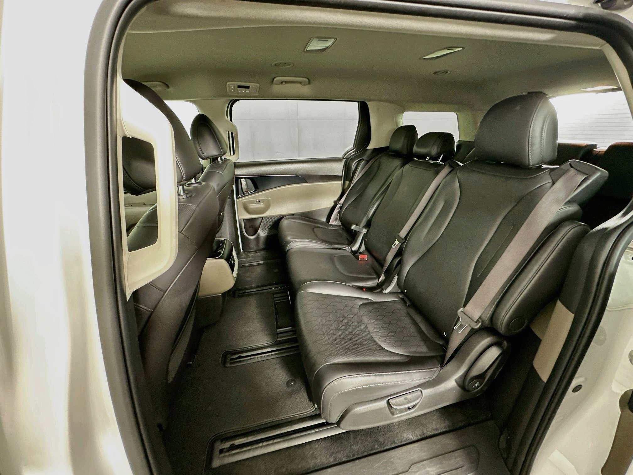 Used 2025 Kia Carnival FWD image 29