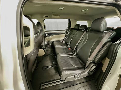 Used 2025 Kia Carnival FWD image 29