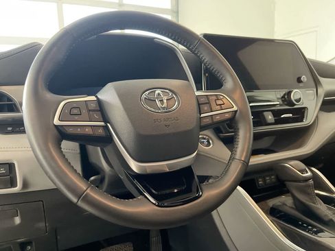 Used 2024 Toyota Highlander Limited image 14