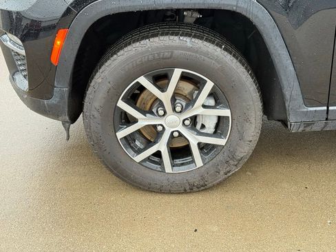Used 2023 Jeep Grand Cherokee Limited AWD/4WD image 12