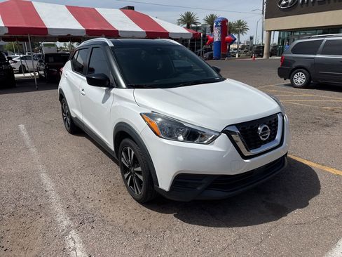 Used 2020 Nissan Kicks SV image 3