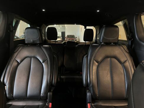 Used 2025 Chrysler Pacifica Select image 39