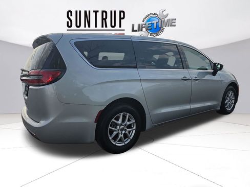 Used 2024 Chrysler Pacifica Touring-L image 6