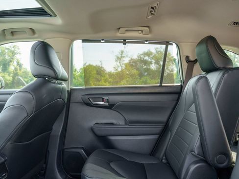 Used 2023 Toyota Highlander XLE FWD image 20