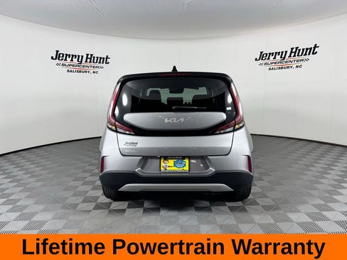 Used 2025 Kia Soul LX w/ LX Technology Package FWD image 8