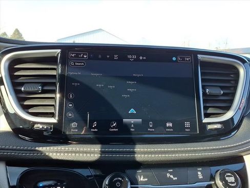 Used 2024 Chrysler Pacifica Limited FWD image 30