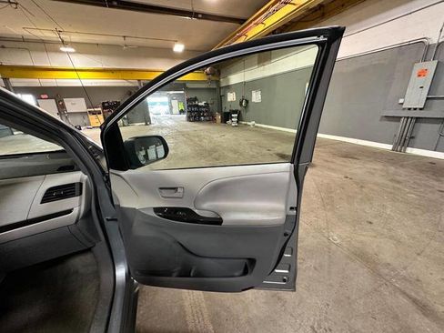 Used 2012 Toyota Sienna LE FWD image 29