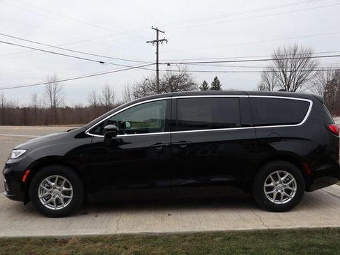 New 2026 Chrysler Pacifica Select FWD image 25
