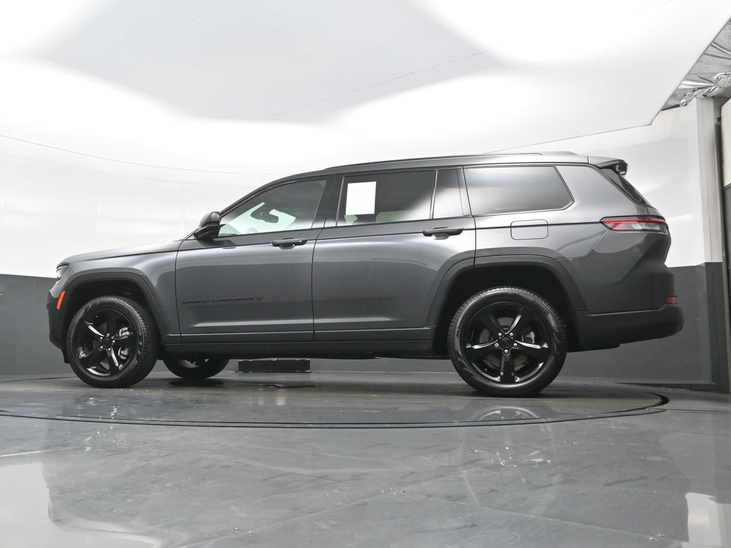 Used 2024 Jeep Grand Cherokee L Limited w/ Black Appearance Package AWD/4WD image 29