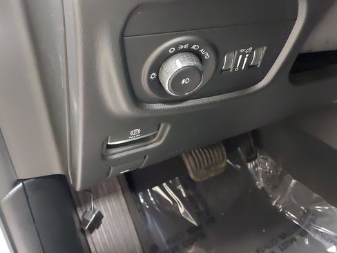 Used 2023 Jeep Grand Cherokee Limited w/ Luxury Tech Group II image 23