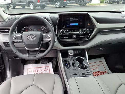 Used 2023 Toyota Highlander XLE FWD image 11