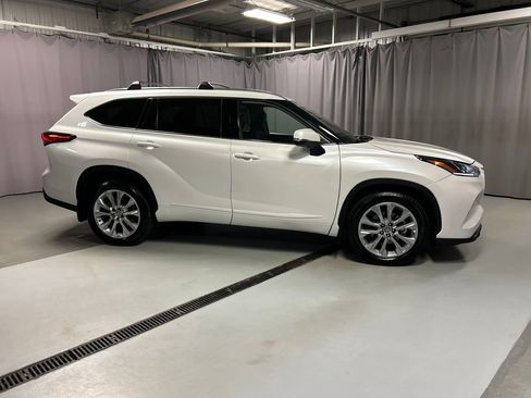 Used 2022 Toyota Highlander Limited image 8