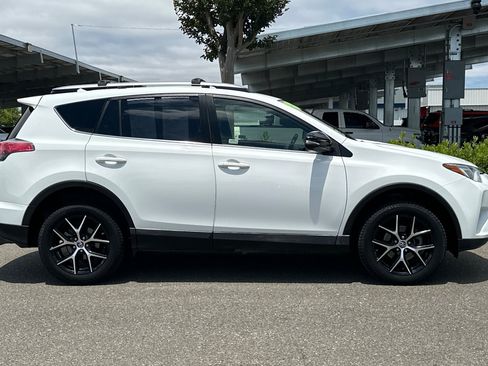 Used 2018 Toyota RAV4 SE w/ Power Extra Value Package AWD/4WD image 3