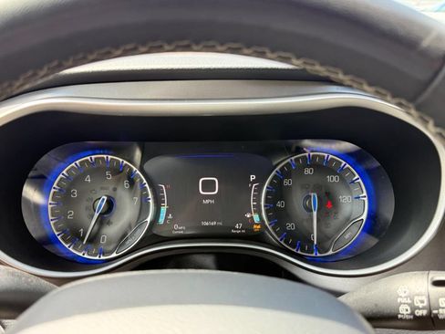 Used 2022 Chrysler Pacifica Touring-L FWD image 12