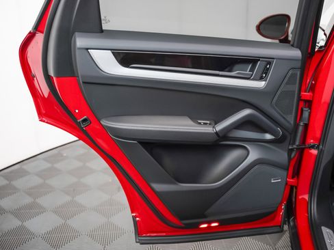 Certified 2025 Porsche Cayenne Coupe image 26