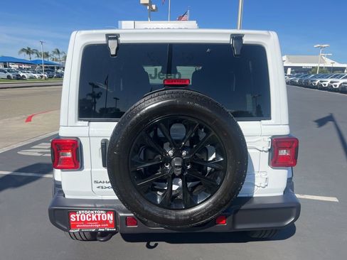 Used 2025 Jeep Wrangler Unlimited Sahara AWD/4WD image 17