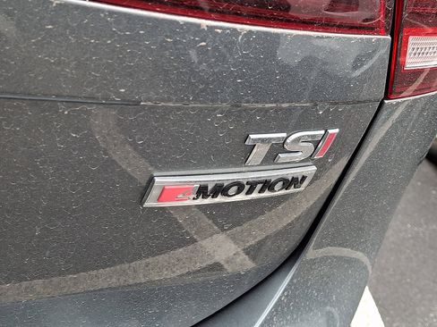 Used 2018 Volkswagen Tiguan SE w/ Panoramic Sunroof Package image 5