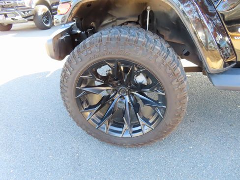 Used 2023 Jeep Wrangler Unlimited Sahara w/ Cold Weather Group image 15