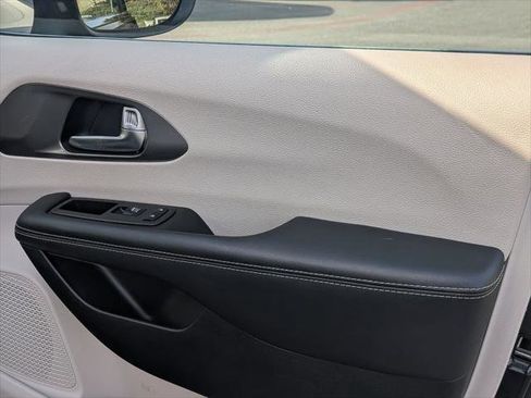 Certified 2023 Chrysler Pacifica Touring-L image 16