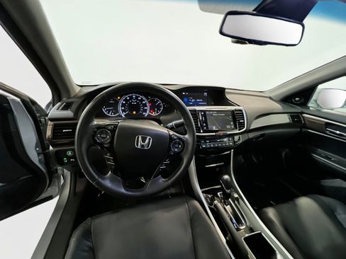 Used 2017 Honda Accord Touring image 7