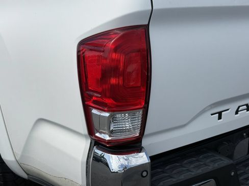 Used 2017 Toyota Tacoma SR5 RWD image 10
