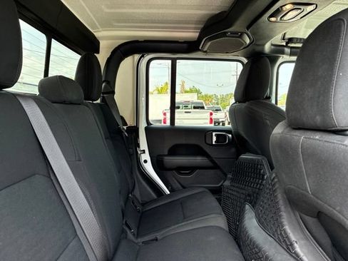 Used 2021 Jeep Gladiator Overland w/ Trailer Tow Package AWD/4WD image 23