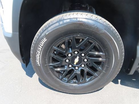 Certified 2025 Chevrolet Silverado EV LT AWD/4WD image 9
