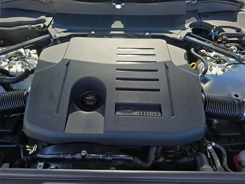 Used 2025 Land Rover Discovery Dynamic SE image 33