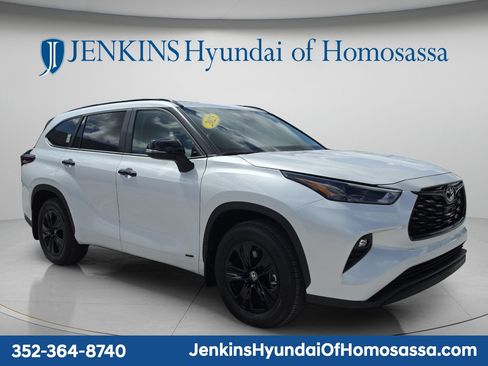 Used 2025 Toyota Highlander XLE AWD/4WD image 1
