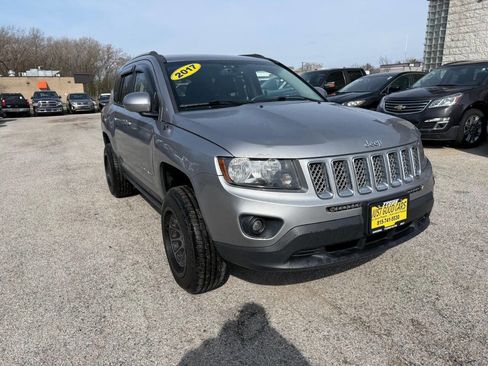 Used 2017 Jeep Compass Latitude image 3