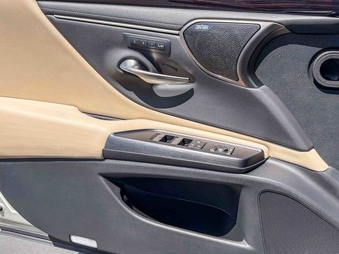Certified 2021 Lexus ES 300h w/ Accessory Package FWD image 20