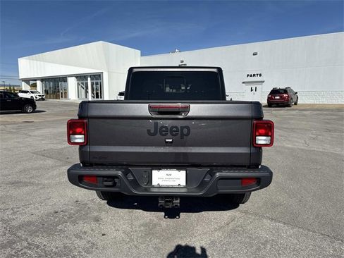 Used 2022 Jeep Gladiator Sport image 3
