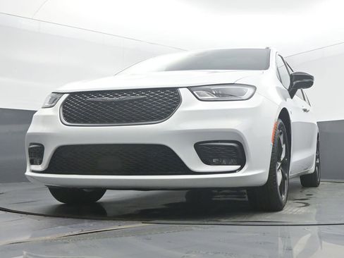 Used 2025 Chrysler Pacifica Limited image 44