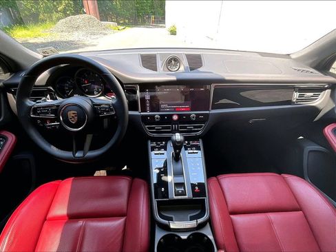 Certified 2024 Porsche Macan AWD/4WD image 18