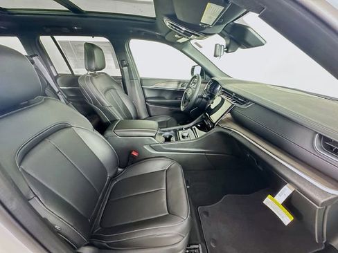 New 2025 Jeep Grand Cherokee Limited image 31