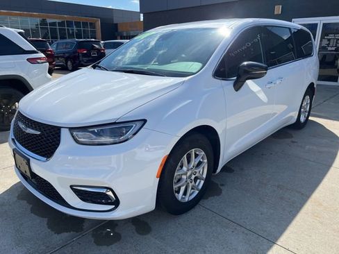 Used 2025 Chrysler Pacifica Select image 3