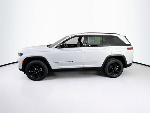 Used 2023 Jeep Grand Cherokee Altitude AWD/4WD image 8
