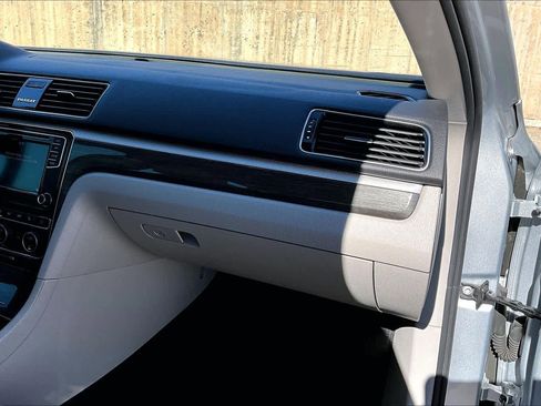 Used 2018 Volkswagen Passat 2.0T SE image 18