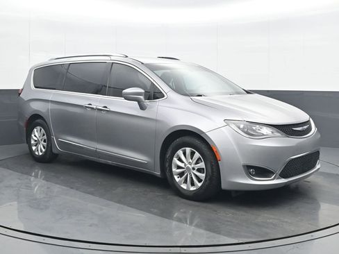 Used 2019 Chrysler Pacifica Touring-L FWD image 9
