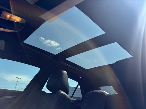Used 2023 Chrysler 300 C RWD image 33