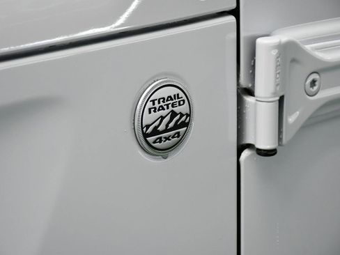 Used 2018 Jeep Wrangler Unlimited Sahara image 9