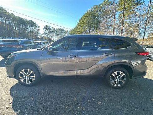 Used 2022 Toyota Highlander XLE image 4