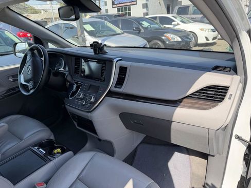 Used 2018 Toyota Sienna XLE w/ XLE Navigation Package FWD image 19