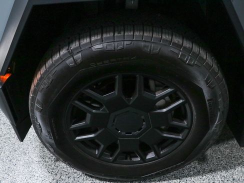 Used 2024 Tesla Cybertruck AWD Crew Cab image 11
