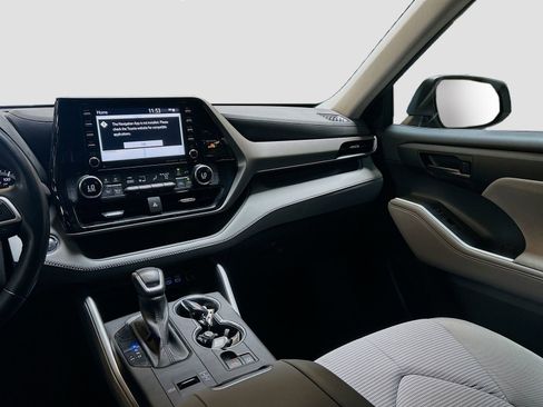 Used 2022 Toyota Highlander LE FWD image 21