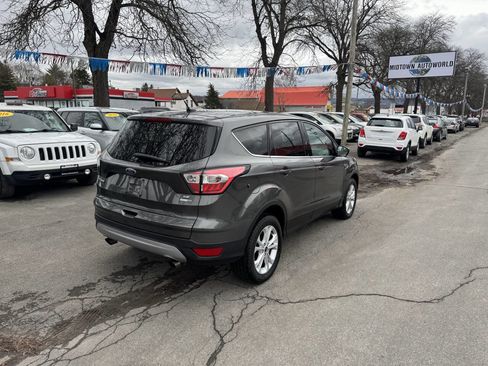Used 2017 Ford Escape SE image 5