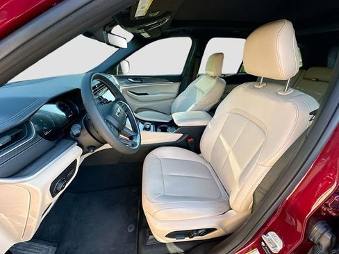 Used 2025 Jeep Grand Cherokee Limited w/ Luxury Tech Group II image 21